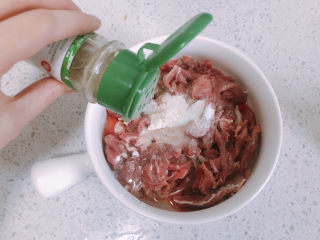 7、雪菜肉丝面,加入适量的胡椒粉。