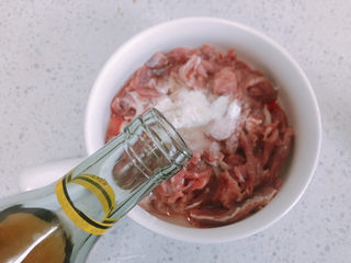 8、雪菜肉丝面,加入适量的料酒。