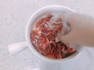 9、雪菜肉丝面,带上手套，抓匀。