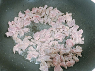 11、雪菜肉丝面,锅内热油，倒入牛肉快速翻炒至熟后捞起来。