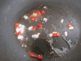 12、雪菜肉丝面,锅内热油，放入蒜头和辣椒爆香。