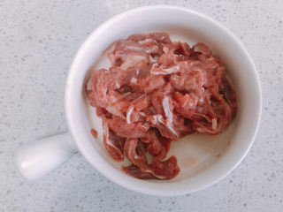 10、雪菜肉丝面,腌制15到二十分钟。