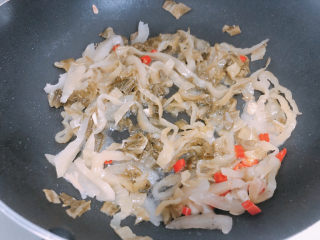 13、雪菜肉丝面,倒入雪菜丝，翻炒。