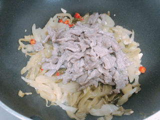 14、雪菜肉丝面,加入牛肉丝翻炒。