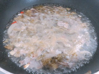 15、雪菜肉丝面,倒入开水。