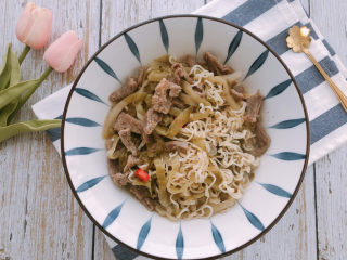 18、雪菜肉丝面,起锅开动了。