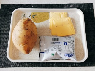 1、芝士焗土豆泥,食材准备好。