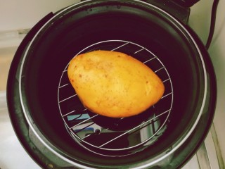 2、芝士焗土豆泥,土豆清洗干净，放入压力锅蒸熟。