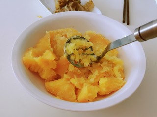 5、芝士焗土豆泥,碾压成泥。