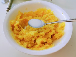 6、芝士焗土豆泥,放入牛奶。