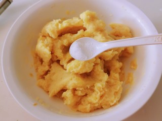 7、芝士焗土豆泥,放入盐调味。