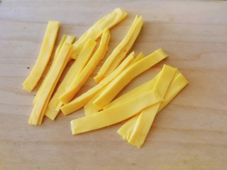 10、芝士焗土豆泥,芝士切条状。