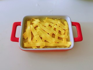 11、芝士焗土豆泥,均匀铺到土豆泥上面。