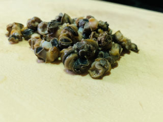 8、爆炒田螺肉,这是挑好的螺肉；