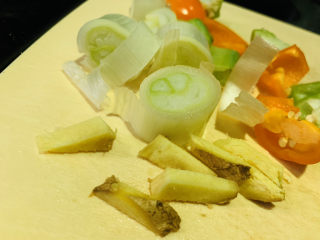 9、爆炒田螺肉,准备姜丝、大葱，彩椒；