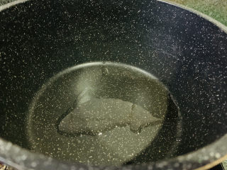 10、爆炒田螺肉,锅里倒油；