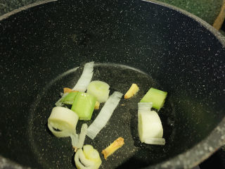 11、爆炒田螺肉,加辅料，炒香；