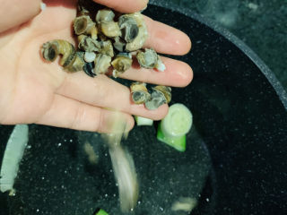 12、爆炒田螺肉,加入螺肉，炒香；