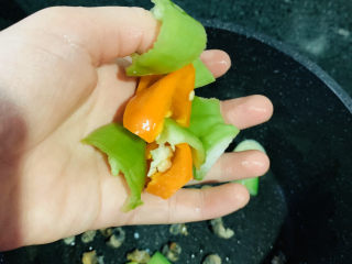 13、爆炒田螺肉,加彩椒；