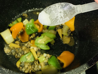 15、爆炒田螺肉,加半勺盐；