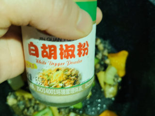 17、爆炒田螺肉,加少许胡椒粉；