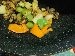 18、爆炒田螺肉,炒均匀，出锅；