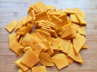 1、南瓜芝麻球,板栗南瓜去皮去瓤洗干净切成片。