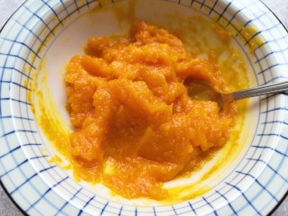 4、南瓜芝麻球,用勺子压成南瓜泥。