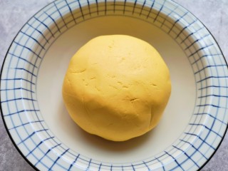 6、南瓜芝麻球,再揉成面团。