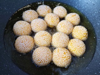 12、南瓜芝麻球,中间多翻动几次。