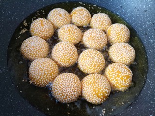 13、南瓜芝麻球,炸至南瓜芝麻球明显变胖，颜色变至金黄色就可以关火啦。