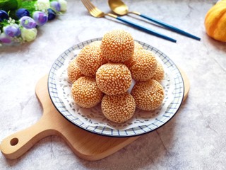 15、南瓜芝麻球,装盘。