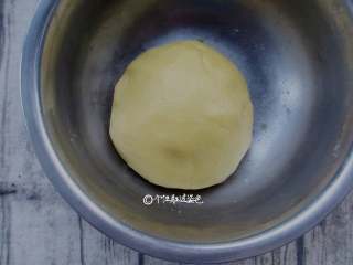 1、豆沙酥饼,将油酥的材料（中筋面粉75克，玉米油35克）倒入盆里，和成油酥，这个油酥揉成团即可