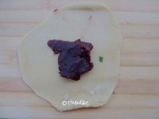 7、豆沙酥饼,擀成饺子皮状，放入豆沙馅