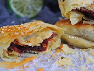 10、豆沙酥饼,成品，瞧，有千层酥皮吗？