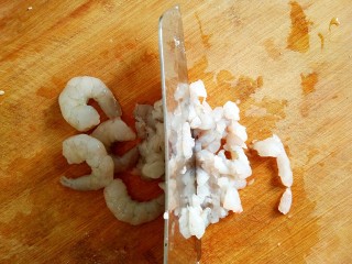 2、鲜虾饼,虾仁去虾线，用刀把虾剁成泥，可保证虾肉的弹性。