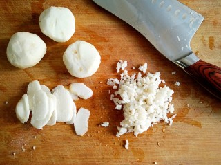 3、鲜虾饼,马蹄洗净去皮，切碎备用。