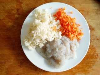 4、鲜虾饼,胡萝卜也切碎。