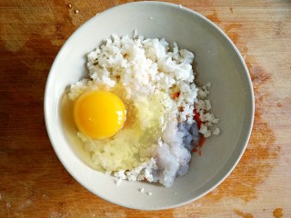 5、鲜虾饼,将一颗鸡蛋打进虾泥，马蹄碎和胡萝卜碎中。