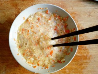 6、鲜虾饼,加适量的盐，鸡精，白胡椒粉和香油搅拌均匀，如果比较稀可以适量加入淀粉。