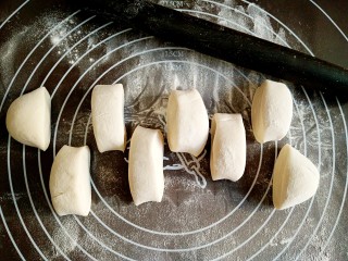 8、鲜虾饼,分割成大小相等的面剂。