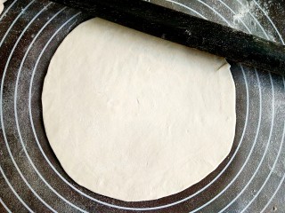 9、鲜虾饼,将面剂按扁，尽量擀薄成饼皮，越薄做出的月亮虾饼才越酥脆。