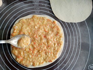 10、鲜虾饼,在擀好的饼皮上均匀涂上搅拌好的虾泥，可以涂的厚一点。
