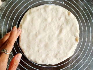 11、鲜虾饼,用另外一片饼皮盖在虾泥上面。