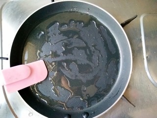 12、鲜虾饼,不沾平底锅中刷适量的橄榄油，烧至5成热。