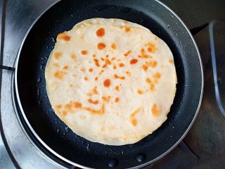 14、鲜虾饼,待虾饼一面煎至金黄后翻面。