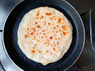 15、鲜虾饼,待两面都煎至金黄焦脆后可以出锅了。