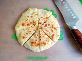 16、鲜虾饼,将煎好的虾饼切块。