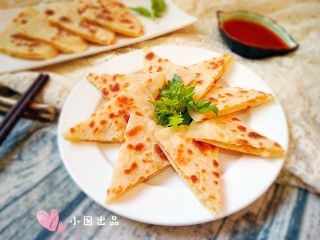 18、鲜虾饼,虾肉的弹，马蹄的甜，润饼的脆，还有蘸上这个甜辣酱，趁热吃，真是秒秒钟光盘。