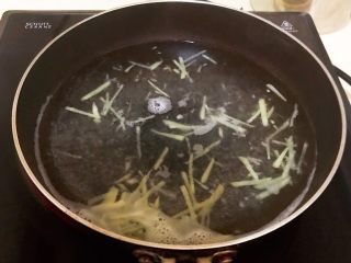 3、家常海参蒸蛋,大火烧开后煮5分钟